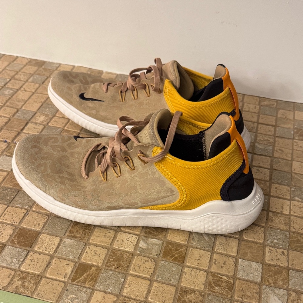Nike Women’s Athletic Shoes in Tan and Yellow size 9